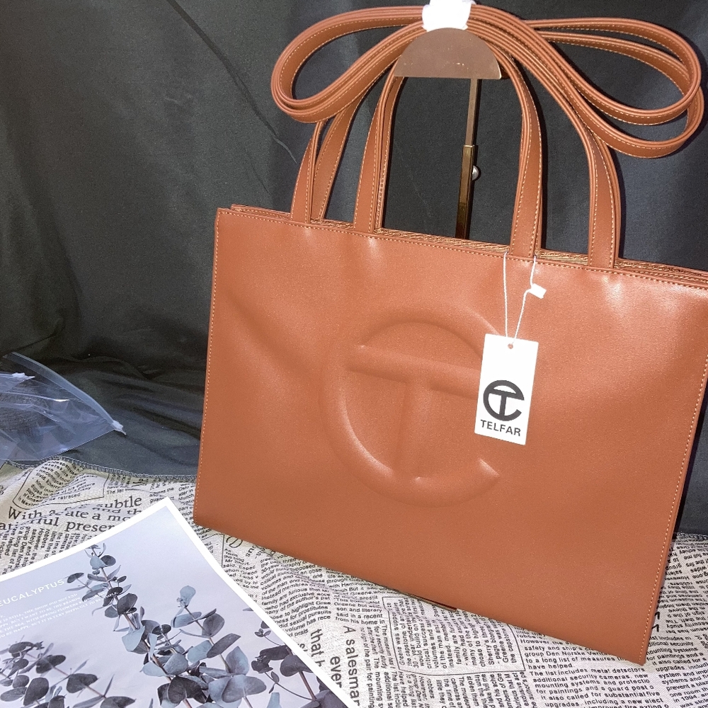 ✨🎊RARE Bag🎊✨Telfar Medium Shopping Bag Tan